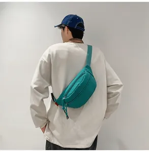 Dettaglio borsa a tracolla in nylon verde acqua impermeabile con cinturino regolabile