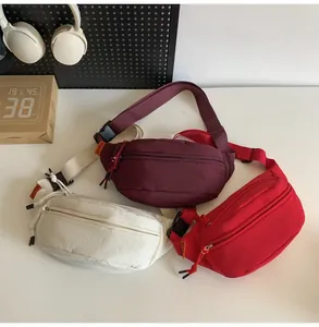 Tre borse pettorali casual in bianco, bordeaux e rosso con cinghie regolabili