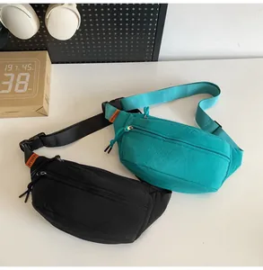 Dettagli di borselli sportivi in nero e ciano con trama in nylon robusto e durevole