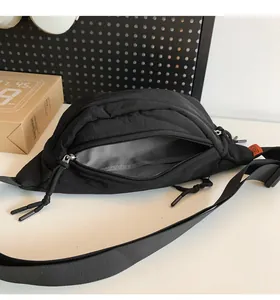 Vista interna del borsello nero in nylon con fodera grigia e tasca nascosta con zip