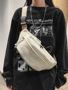 Borsa a tracolla bianco crema con cinturino regolabile ed etichetta arancione vivace