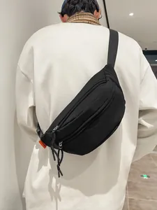 Borsa a tracolla minimalista in nylon nero con etichette arancioni per sport e tempo libero