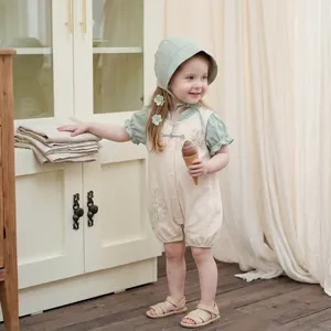 Ensemble barboteuse d'été de style traditionnel pour bébé fille avec bonnet assorti