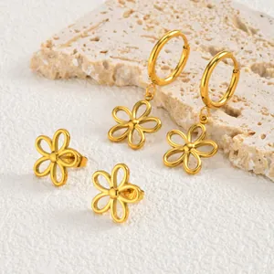Vue détaillée d'un ensemble de boucles d'oreilles fleurs évidées en acier doré