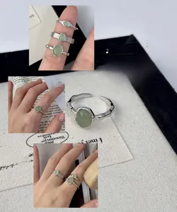 Dettaglio ravvicinato di anello in argento sterling S925 con gemma ovale verde chiaro