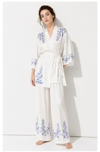 Vue d'ensemble du pyjama en satin blanc avec broderies florales bleues