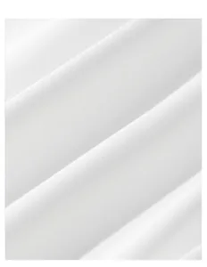 Détail macro du tissu soyeux de peignoir blanc montrant une texture lisse et brillante