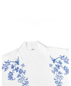 Présentation à plat du peignoir blanc pour femme avec un motif floral bleu élégant