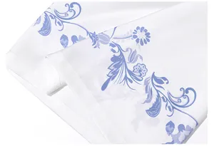 Gros plan sur le tissu d'un peignoir blanc avec motifs floraux bleus