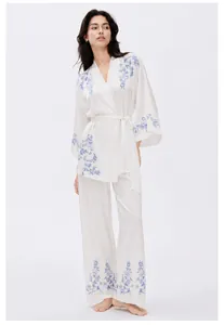 Pyjama élégant en soie blanche pour femme avec broderies florales bleues raffinées