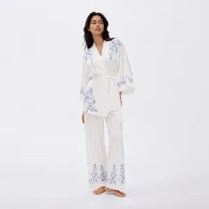 Élégant ensemble de pyjama blanc avec de fines broderies florales bleues, aspect soie