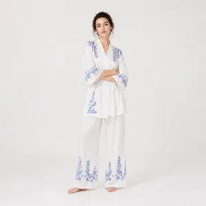 Ensemble pyjama blanc pour femme avec broderie bleue, peignoir court et pantalon