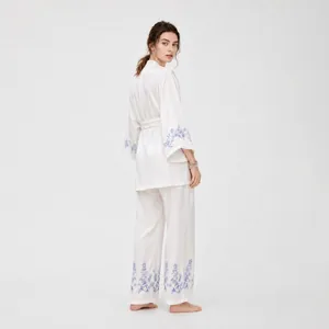 Élégant ensemble de pyjama blanc avec broderie florale bleue sur manches et pantalon