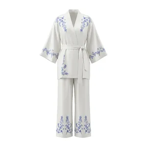 Élégant ensemble de pyjama kimono blanc pour femme avec broderie florale bleue délicate