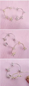 Détails des boucles d'oreilles fleurs avec perles blanches et strass brillants