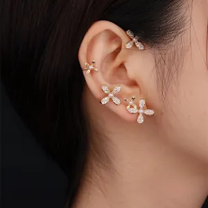 Ensemble d'earcuffs et clous d'oreilles fleurs dorées avec cristaux et perles