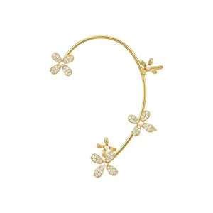 Élégante manchette d'oreille fleurie dorée avec zircons blancs et perles sans perçage
