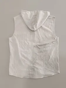 Vista posteriore del gilet in lino beige con cappuccio e texture naturale vestibilità comoda