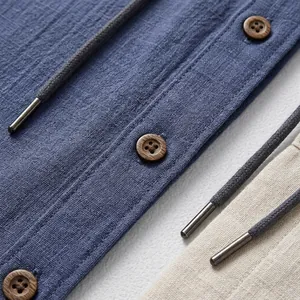 Dettaglio della felpa blu senza maniche in lino da uomo con bottoni e cappuccio