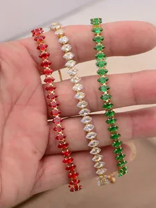 Dettaglio di bracciali tennis con zirconi a taglio marquise in rosso, verde e bianco