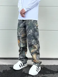 Détail de l'imprimé camouflage feuilles sur un pantalon cargo droit en coton épais