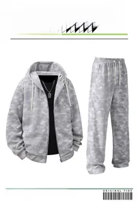 Dettaglio del motivo tie-dye marmo grigio sul set felpa con cappuccio e pantaloni