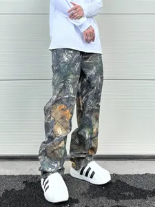 Détail du pantalon cargo camouflage large avec un motif de feuilles réaliste