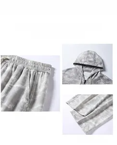 Dettaglio della trama tie-dye effetto marmo sulla felpa con cappuccio e pantaloni