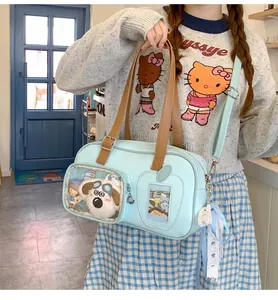 Détail de la fenêtre transparente et du cuir synthétique bleu clair sur le sac à bandoulière