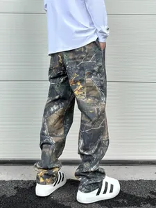 Détails des poches cargo et de l'imprimé camouflage sur ce pantalon denim large