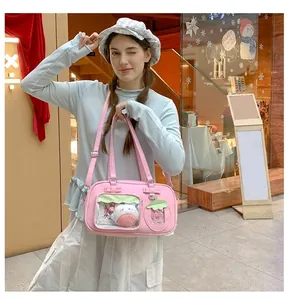 Détail du sac Ita rose avec fenêtre transparente et décoration en peluche