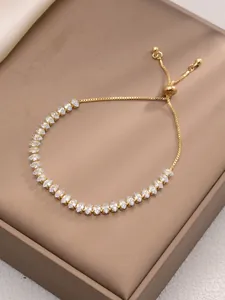 Dettaglio del bracciale bolo dorato con zirconi marquise e chiusura a cursore regolabile