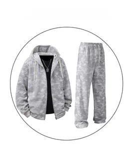 Dettaglio della felpa con cappuccio tie-dye grigia con zip e pantaloni sportivi