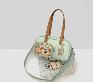 Détail du sac à bandoulière vert menthe avec poche transparente pour peluche