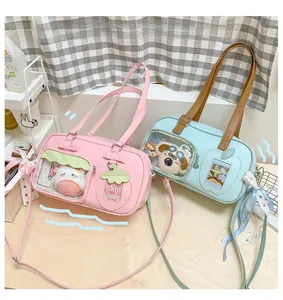 Détail de sacs ita japonais avec fenêtre transparente et peluche décorative incluse