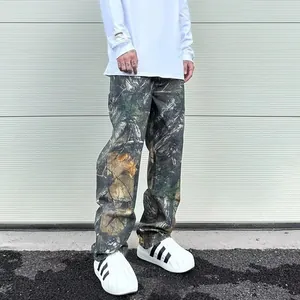 Détail du pantalon de menuisier camouflage ample et t-shirt blanc à manches longues