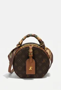 Details der runden braunen Monogramm-Tasche mit goldenem K-Anhänger und Seidenschal