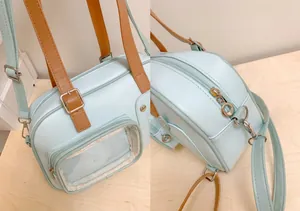 Détail du sac à bandoulière en cuir PU bleu clair avec fenêtre transparente et zip argenté