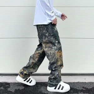 Détail d'un pantalon cargo avec imprimé camouflage et poches latérales amples