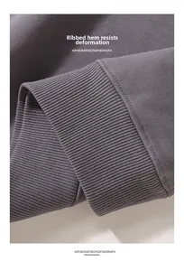 Gros plan de l'ourlet côtelé du sweat gris avec coutures durables anti-déformation