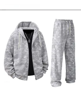 Dettaglio della felpa tie-dye grigio chiaro con texture marmorea e coulisse