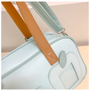 Détail du sac en PU bleu menthe avec sangle marron et poche latérale transparente
