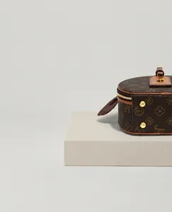 Detailansicht der strukturierten braunen Monogramm-Handtasche mit hochwertigen Nähten