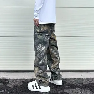 Vue latérale du pantalon cargo camouflage décontracté avec poches et motifs de feuilles