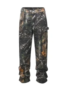 Vue détaillée du motif camouflage forêt sur un pantalon cargo coupe droite décontracté