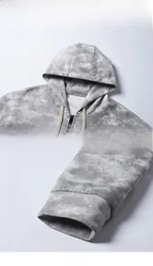 Dettaglio della felpa tie-dye con coulisse del cappuccio e polsini a coste