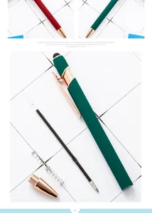 Vue macro détaillée montrant les composants internes d'un stylet bille de luxe en métal