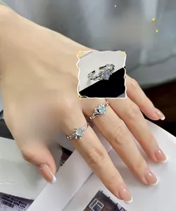 Dettaglio degli anelli in argento sterling S925 con pietra di luna e cuore elegante