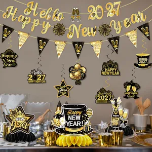 Détails des décorations de fête du Nouvel An 2027 avec bannières et décors noir et or
