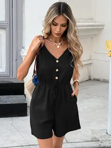 Tuta corta nera casual senza maniche con coulisse in vita e bottoni sul davanti.